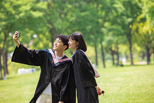 年轻大学生穿学士服自拍图片