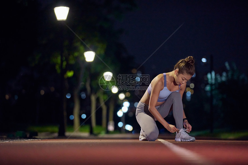 夜晚在公园健身的人系鞋带图片