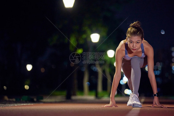 公园健身女性起跑动作图片
