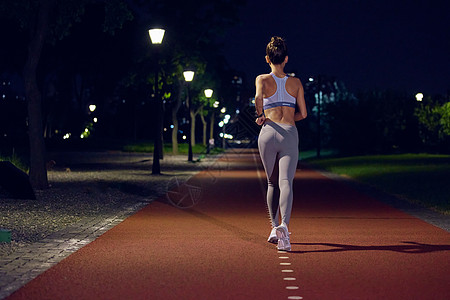 锻炼夜晚公园跑步女性背影背景