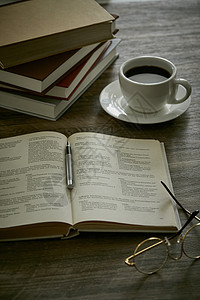 翻开的书本与咖啡背景