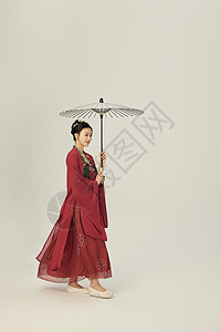 中国风古装美女手拿油纸伞行走图片