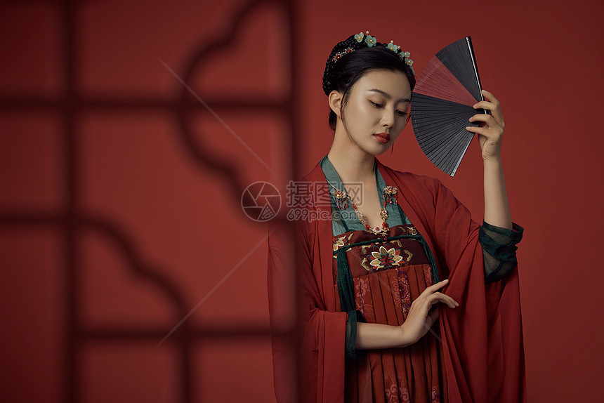 古装美女手拿扇子