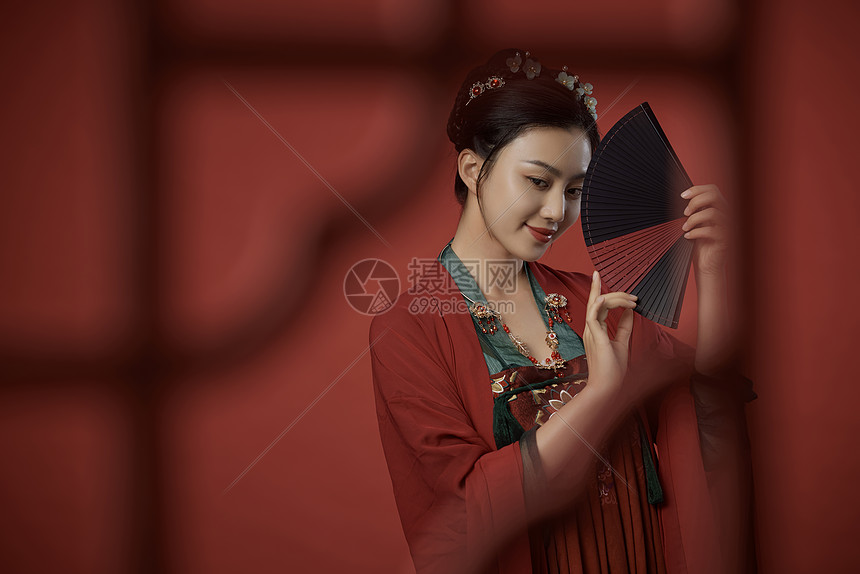 手拿扇子的古装魅力女性