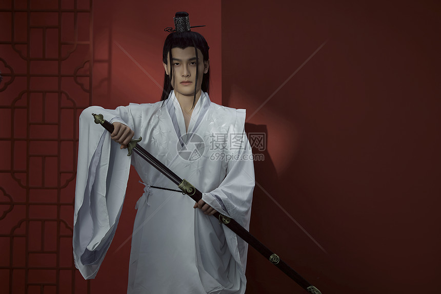 手持宝剑的古装侠客