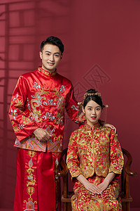 中式传统婚礼穿中式古装结婚礼服的新娘和新郎背景