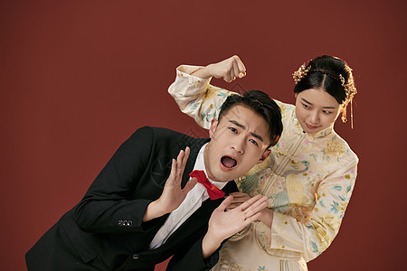 俏皮中式传统结婚照图片