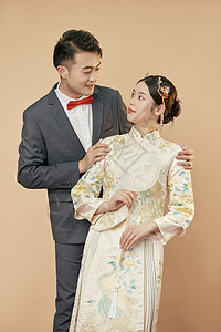 年轻情侣中式婚纱照背景