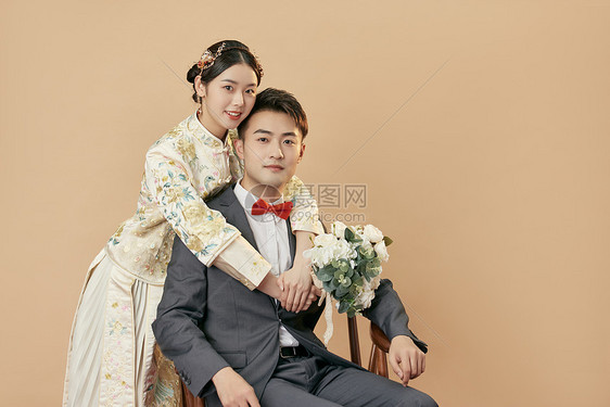 年轻夫妻甜蜜婚纱照图片