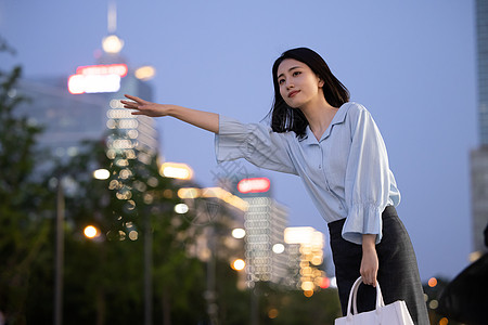 职场女生职场女性下班打车挥手招呼背景