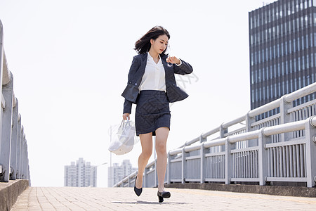 奔跑的白领着急上班奔跑的女性背景