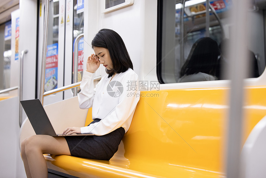 下班乘坐地铁的疲惫职场女性