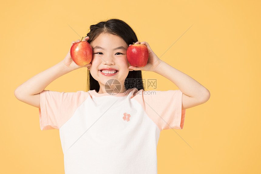 拿着苹果的小女孩图片