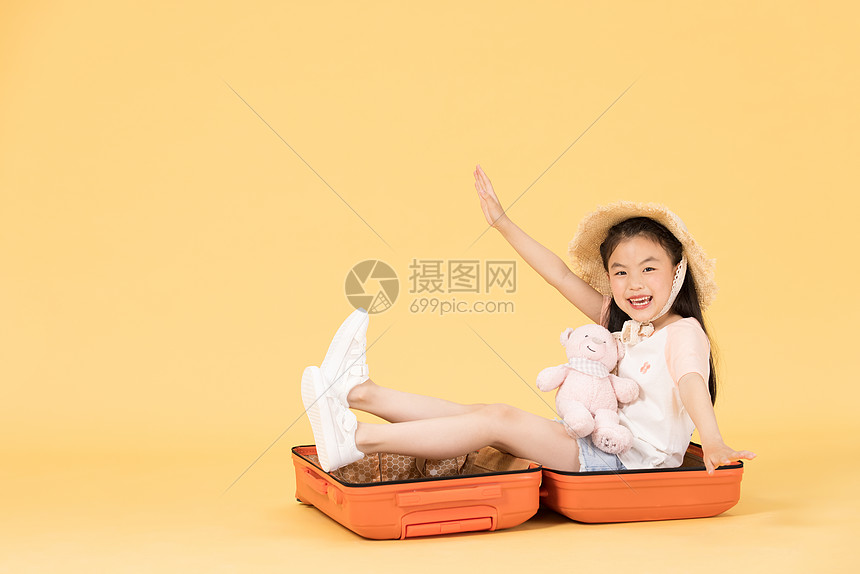 坐在行李箱里玩耍的小女孩图片