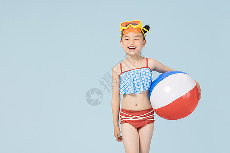 夏日泳装可爱小女孩玩海洋球图片