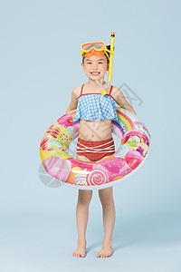 男孩抱着游泳圈夏日泳装可爱小女孩抱着泳圈背景
