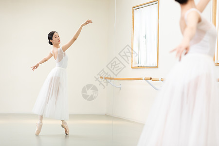 优雅舞蹈动作跳芭蕾舞的青年女性背景