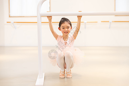 舞蹈老师跳芭蕾的小女孩热身拉伸背景