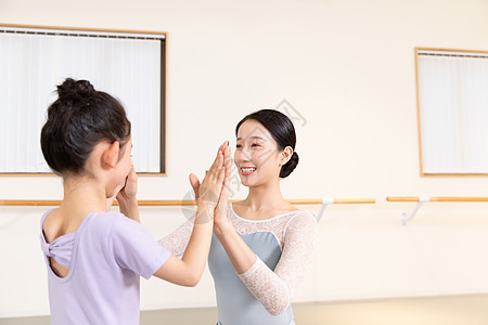 芭蕾舞老师鼓励小女孩图片
