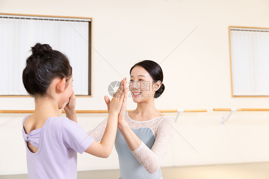 芭蕾舞老师鼓励小女孩图片