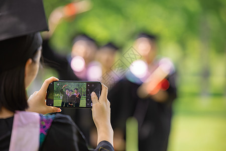 毕业季同学们用手机拍照图片