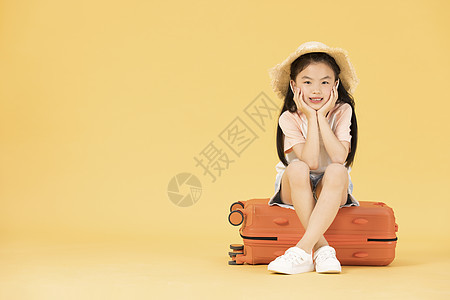 坐在行李箱上的小女孩图片