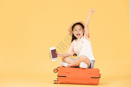 开心旅行的小女孩背景图片