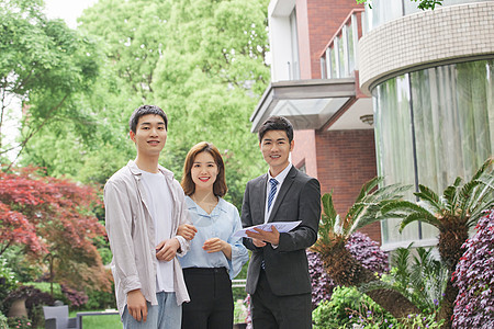 房地产销售人员向新婚夫妻介绍房源图片