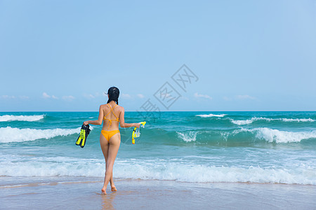 夏日海滩夏日比基尼美女拿着浮潜装备走向大海背景