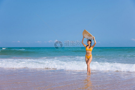 夏日海边比基尼美女头顶冲浪板图片