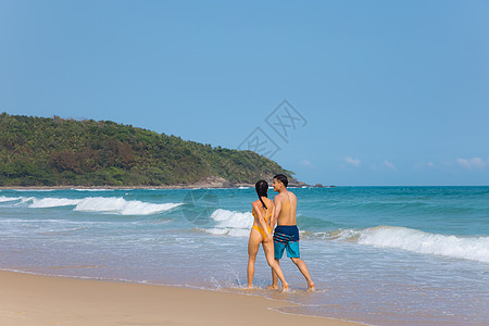 夏日情侣度假海边嬉戏图片