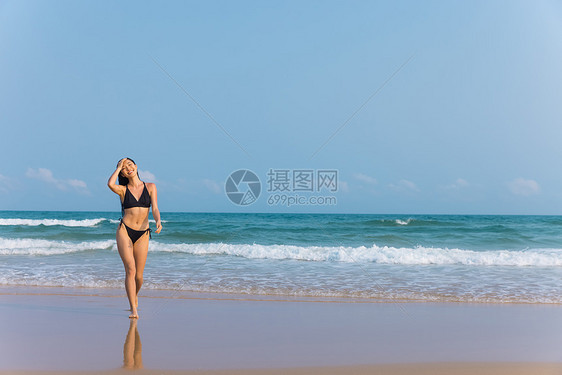 海边沙滩比基尼美女图片
