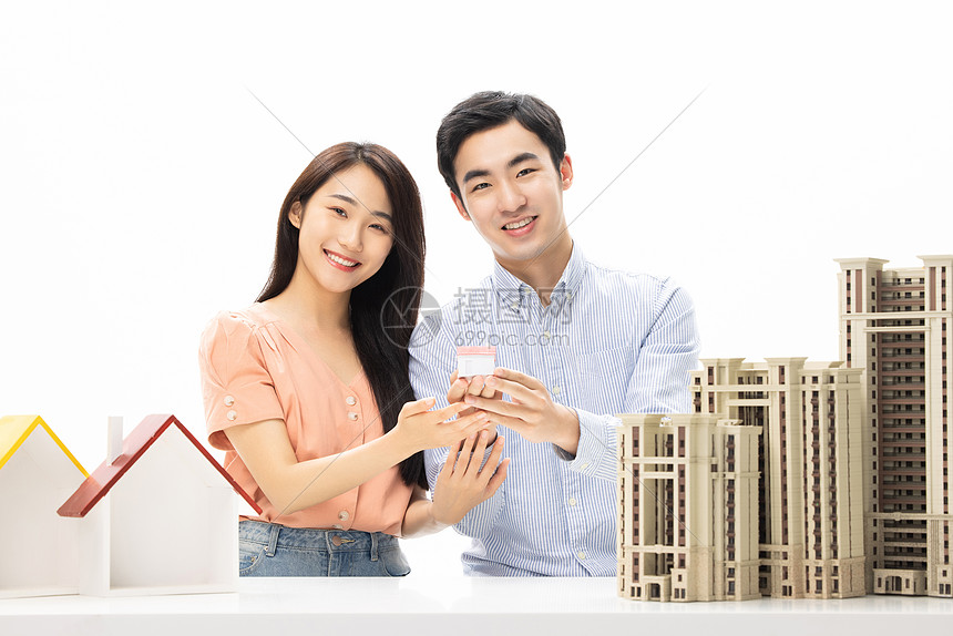 年轻情侣买房租房形象