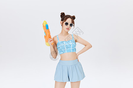 夏日墨镜女孩带墨镜手拿水枪的夏日泳装女孩背景