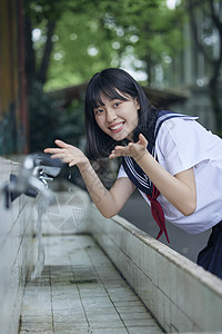 JK制服可爱女孩洗手池玩水背景图片