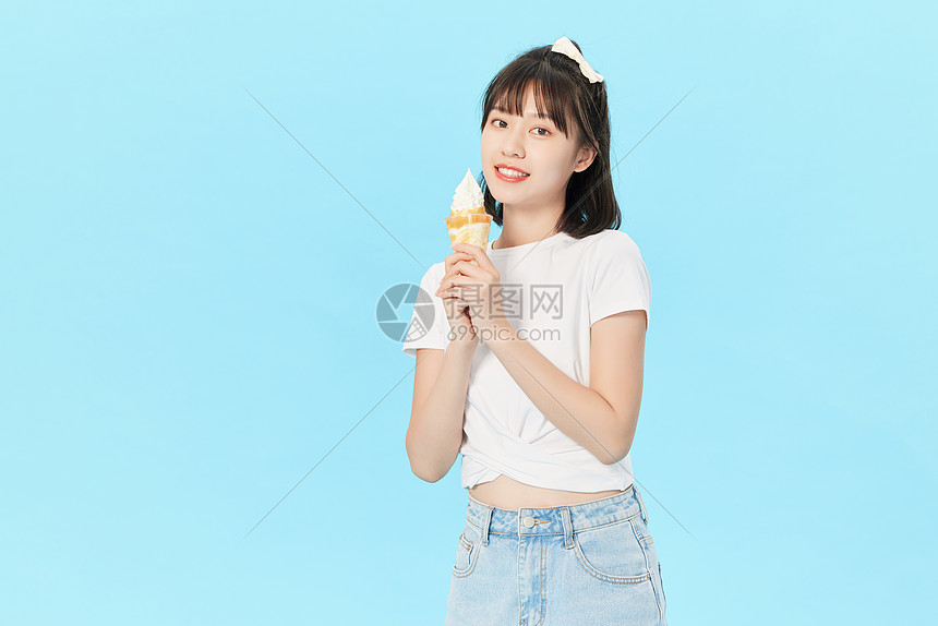 夏日可爱美女吃冰淇淋图片