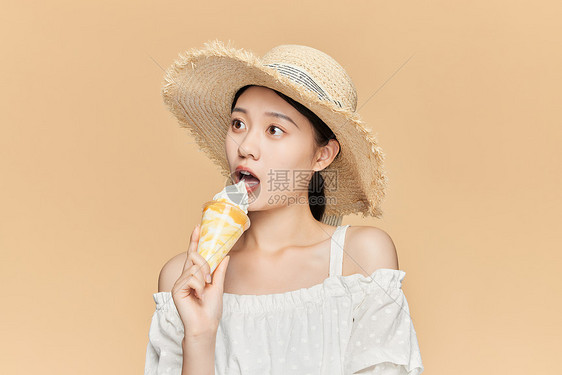 夏日可爱美女避暑吃冰淇淋图片