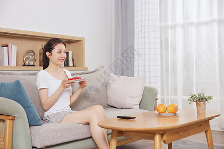 夏日美女居家生活吃水果看电视背景图片