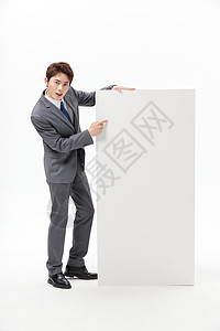 商务男士站在大号白板旁边高清图片