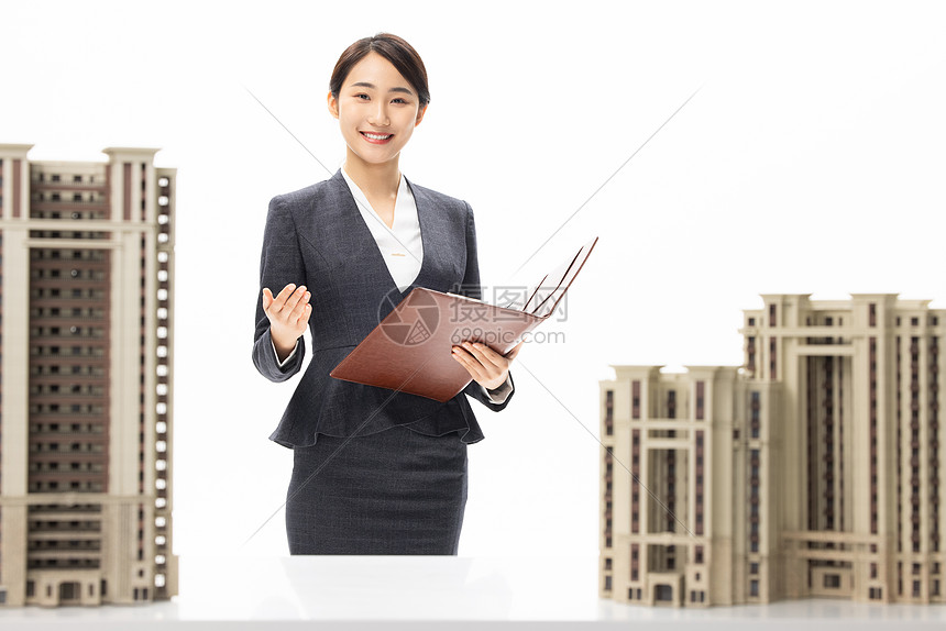 房产女经纪人介绍楼盘