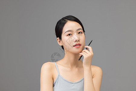 护肤美妆美女使用眉笔背景图片