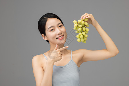 吃葡萄的健康女性背景图片