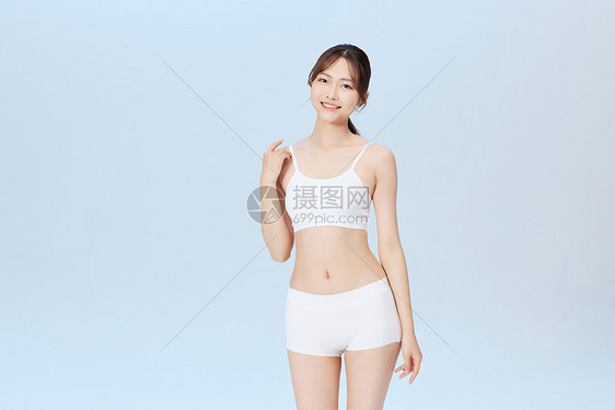 夏日美容女青年形体展示图片