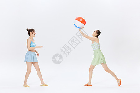 夏日泳装闺蜜一起玩气球图片