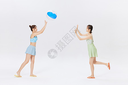 一起玩耍夏日泳装闺蜜一起玩气球背景