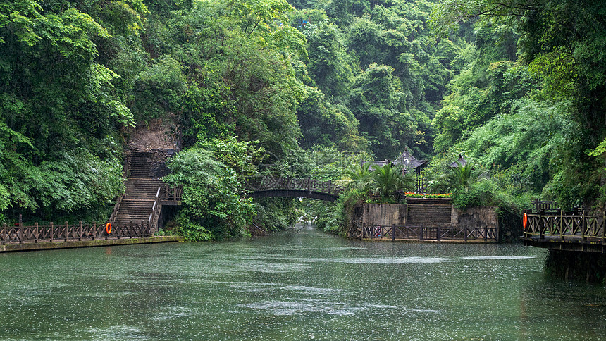 雨天的三峡大瀑布景区环境图片