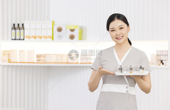美容院女性服务人员展示产品图片