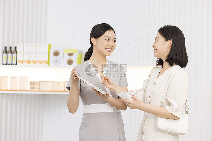 SPA美容院女性顾客消费签合同图片