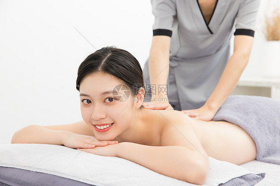 女性spa背部按摩图片