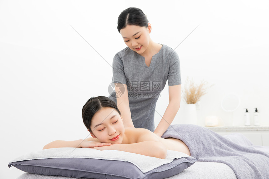 美容院女性按摩技师背部按摩服务